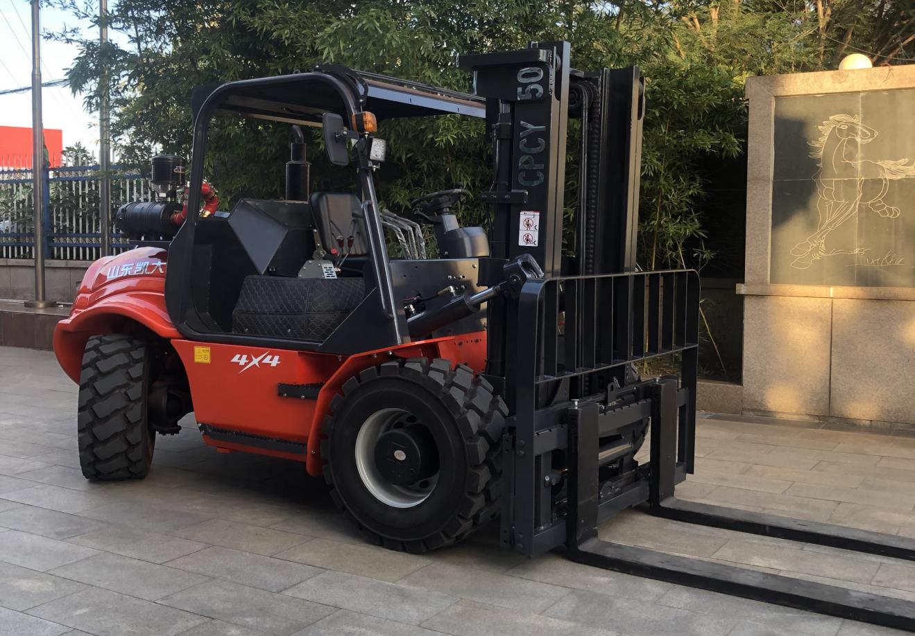5-ton rear-hinged off-road forklift-3(KD)